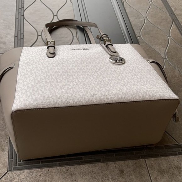 Michael Kors Gilly Large Drawstring Travel Tote Bag MK Bright White - Picture 3 of 16